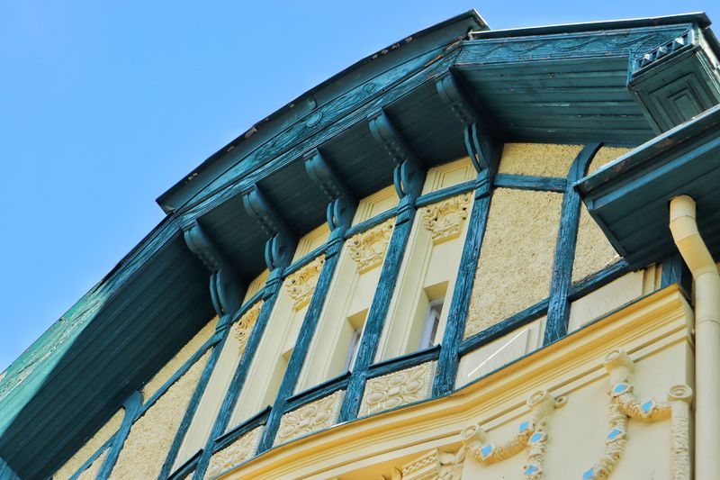 Omytí fasády, obroušení výdřevy a nátěr historické budovy ve Frýdku-Místku