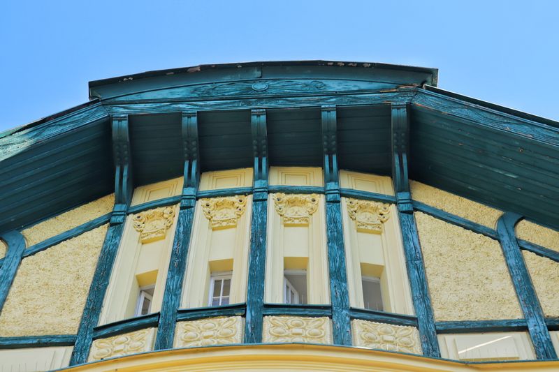 Omytí fasády, obroušení výdřevy a nátěr historické budovy ve Frýdku-Místku