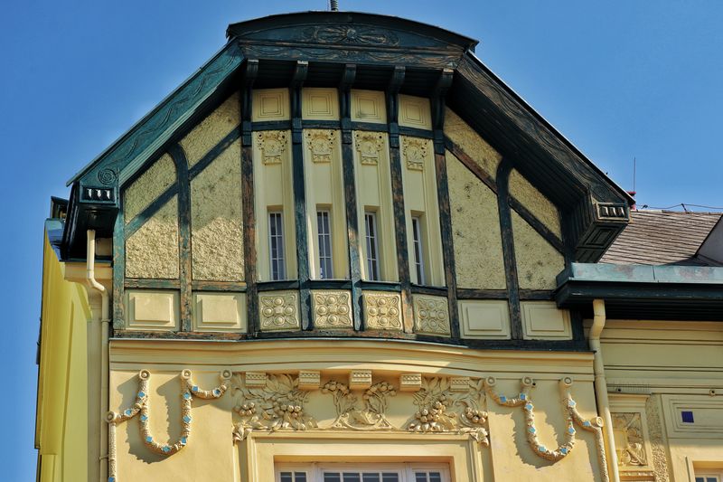 Omytí fasády, obroušení výdřevy a nátěr historické budovy ve Frýdku-Místku