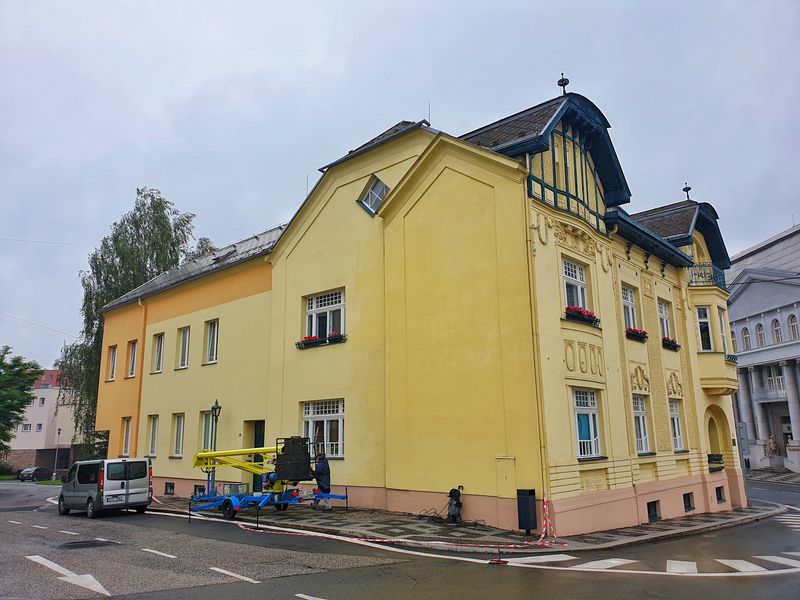 Omytí fasády, obroušení výdřevy a nátěr historické budovy ve Frýdku-Místku