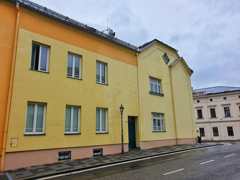 Omytí fasády, obroušení výdřevy a nátěr historické budovy ve Frýdku-Místku