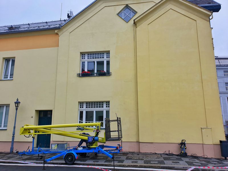 Omytí fasády, obroušení výdřevy a nátěr historické budovy ve Frýdku-Místku