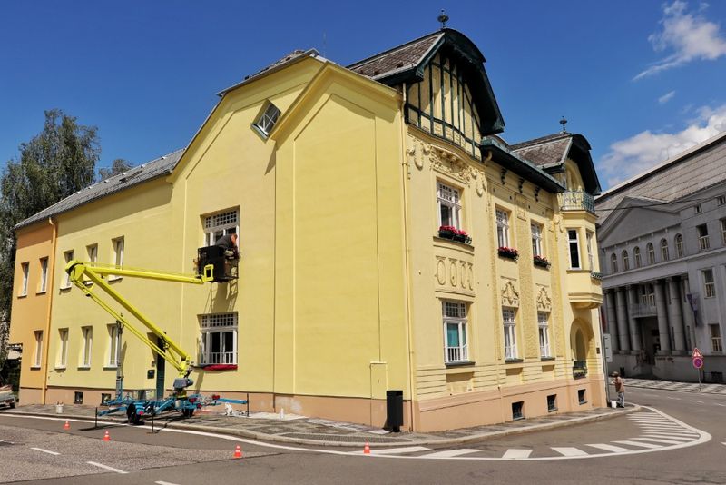 Omytí fasády, obroušení výdřevy a nátěr historické budovy ve Frýdku-Místku