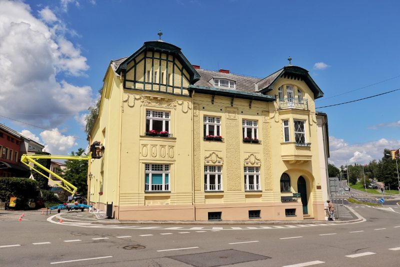 Omytí fasády, obroušení výdřevy a nátěr historické budovy ve Frýdku-Místku