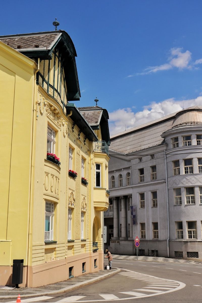 Omytí fasády, obroušení výdřevy a nátěr historické budovy ve Frýdku-Místku