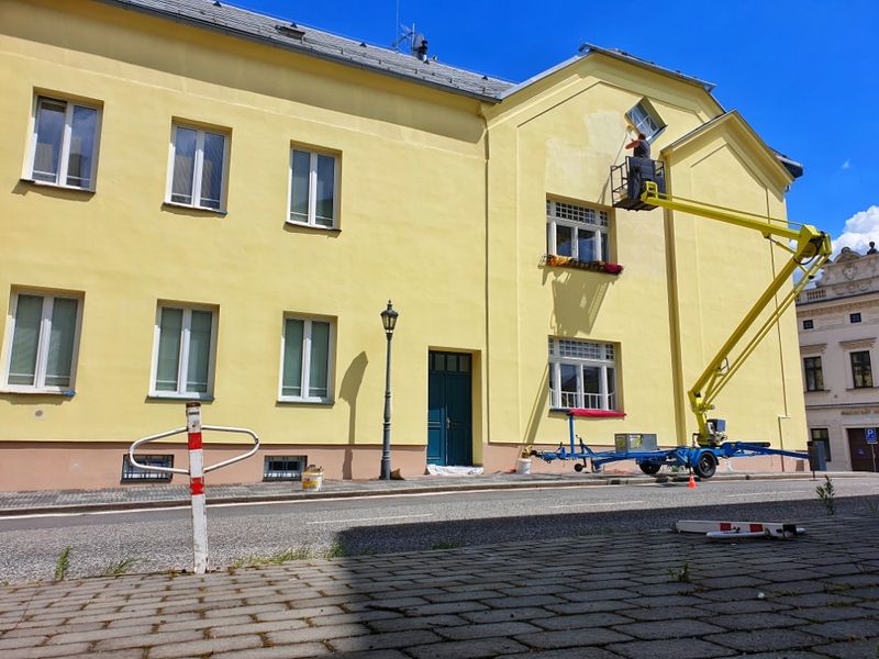 Omytí fasády, obroušení výdřevy a nátěr historické budovy ve Frýdku-Místku