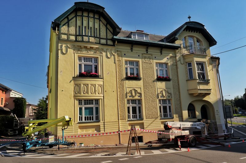 Omytí fasády, obroušení výdřevy a nátěr historické budovy ve Frýdku-Místku